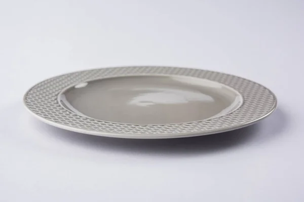 Άδειο Γκρι Κεραμικό Στρογγυλό Πιάτο Που Απομονώνονται Λευκό Φόντο — Φωτογραφία Αρχείου