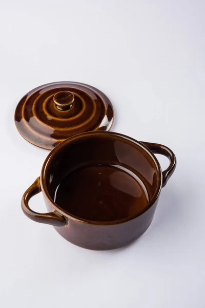 Braune Leere Keramikschale Oder Behälter Mit Deckel Oder Barni Isoliert Stockbild