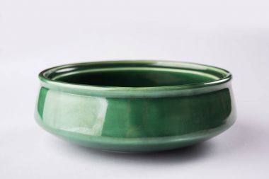 Boş yeşil seramik hizmet kase, beyaz veya gri arka plan üzerinde izole