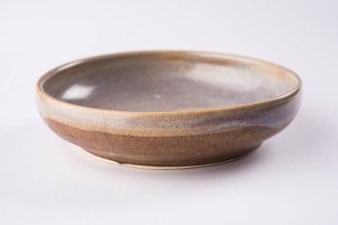 Boş kahverengi seramik hizmet kase, beyaz veya gri arka plan üzerinde izole