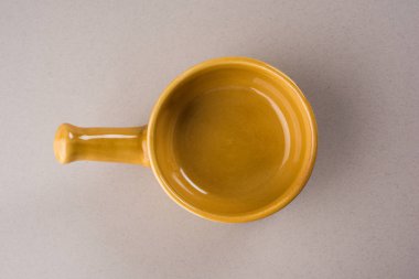 Boş sarı seramik hizmet kase, beyaz veya gri arka plan üzerinde izole