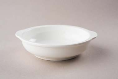 Boş beyaz seramik hizmet kase, beyaz veya gri arka plan üzerinde izole