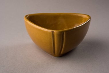 Boş sarı seramik hizmet kase, beyaz veya gri arka plan üzerinde izole