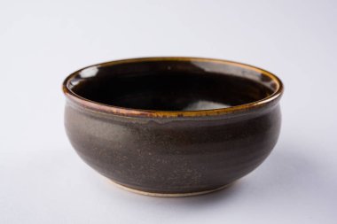 Boş kahverengi seramik hizmet kase, beyaz veya gri arka plan üzerinde izole