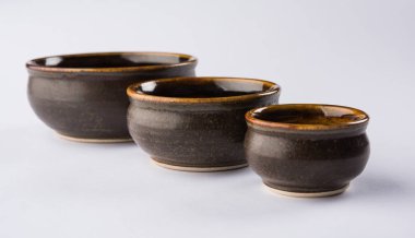 Boş kahverengi seramik hizmet kase, beyaz veya gri arka plan üzerinde izole