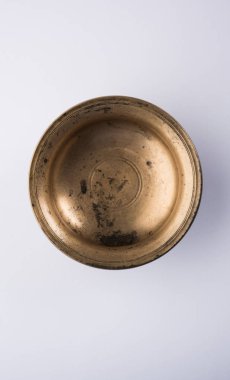 Boş rustik veya antika metal hizmet kase, beyaz veya gri arka plan üzerinde izole