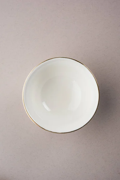 Puste Białe Ceramiczne Miski Złotą Obwódką Białym Tle Nad Białym — Zdjęcie stockowe