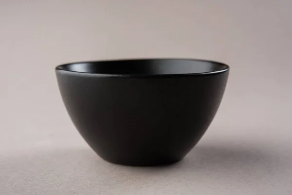 Пустой Черной Керамической Посуды Изолированные Белом Сером Фоне — стоковое фото