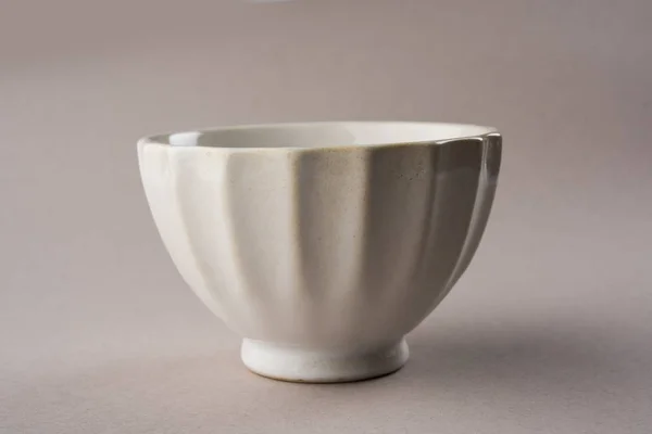 Пустой Белый Керамический Посуду Изолированные Белом Сером Фоне — стоковое фото