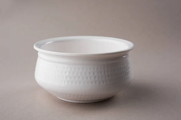 Пустой Белый Керамический Посуду Изолированные Белом Сером Фоне — стоковое фото