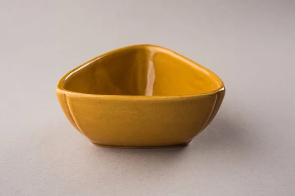 Пустой Желтый Керамический Посуду Изолированные Белом Сером Фоне — стоковое фото