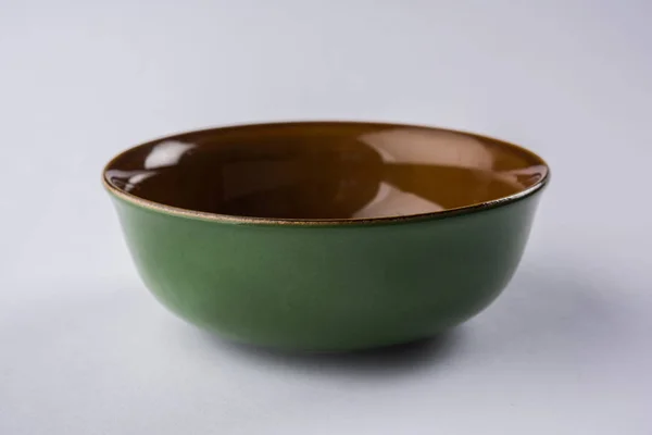 空绿色陶瓷服务碗 被隔绝在白色或灰色背景下 — 图库照片