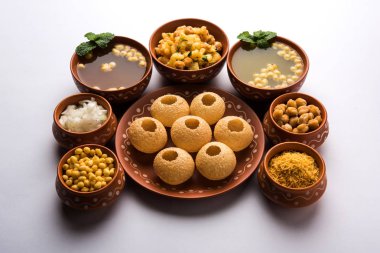 Pani Puri öğesi bir pişmiş toprak kase ve plaka servis Hint sohbet olduğunu