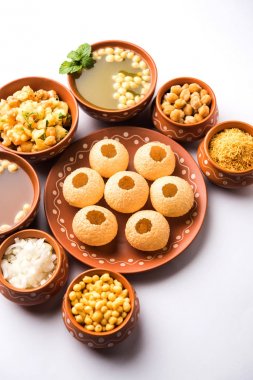 Pani Puri öğesi bir pişmiş toprak kase ve plaka servis Hint sohbet olduğunu
