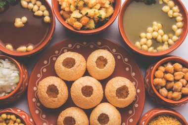 Pani Puri öğesi bir pişmiş toprak kase ve plaka servis Hint sohbet olduğunu