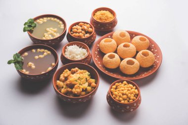 Pani Puri öğesi bir pişmiş toprak kase ve plaka servis Hint sohbet olduğunu