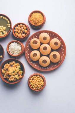 Pani Puri öğesi bir pişmiş toprak kase ve plaka servis Hint sohbet olduğunu
