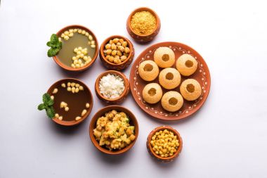 Pani Puri öğesi bir pişmiş toprak kase ve plaka servis Hint sohbet olduğunu