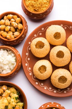 Pani Puri öğesi bir pişmiş toprak kase ve plaka servis Hint sohbet olduğunu