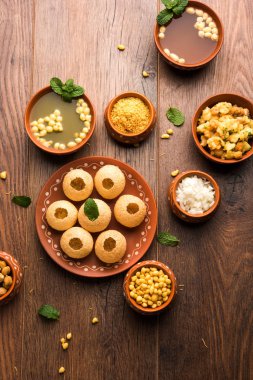 Pani Puri öğesi bir pişmiş toprak kase ve plaka servis Hint sohbet olduğunu