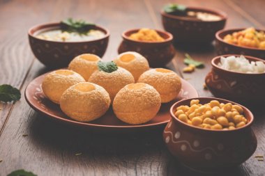 Pani Puri öğesi bir pişmiş toprak kase ve plaka servis Hint sohbet olduğunu