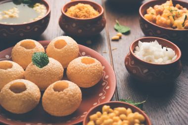 Pani Puri öğesi bir pişmiş toprak kase ve plaka servis Hint sohbet olduğunu