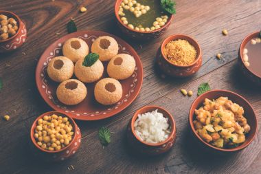 Pani Puri öğesi bir pişmiş toprak kase ve plaka servis Hint sohbet olduğunu