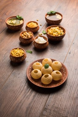 Pani Puri öğesi bir pişmiş toprak kase ve plaka servis Hint sohbet olduğunu