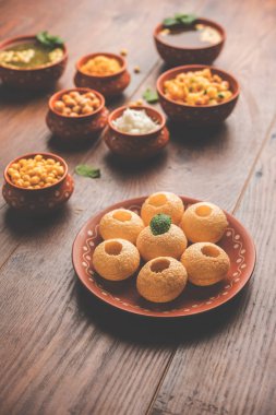 Pani Puri öğesi bir pişmiş toprak kase ve plaka servis Hint sohbet olduğunu