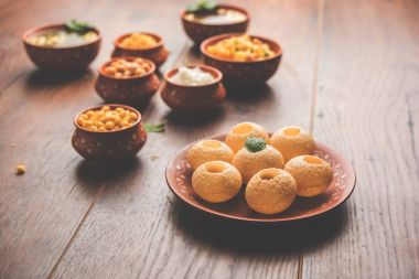 Pani Puri öğesi bir pişmiş toprak kase ve plaka servis Hint sohbet olduğunu