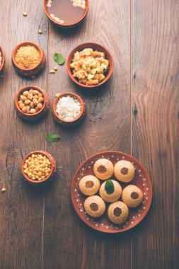 Pani Puri öğesi bir pişmiş toprak kase ve plaka servis Hint sohbet olduğunu