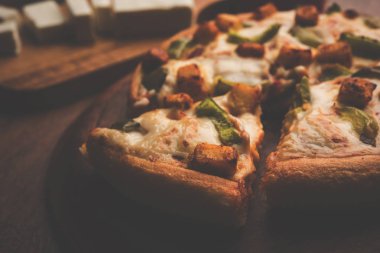 Taze peynir küpleri ve beyaz sos Hindistan Paneer Pizza