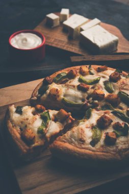 Taze peynir küpleri ve beyaz sos Hindistan Paneer Pizza