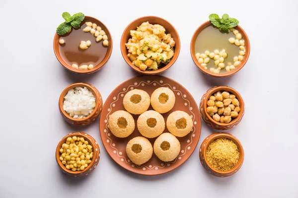 Pani Puri Indiase Chat Object Geserveerd Een Terracotta Kommen Plaat — Stockfoto