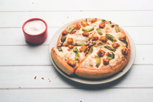 Indische Paneer Pizza Met Verse Kwark Kubussen Witte Saus — Stockfoto