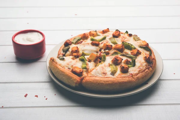 Indische Paneer Pizza Met Verse Kwark Kubussen Witte Saus — Stockfoto