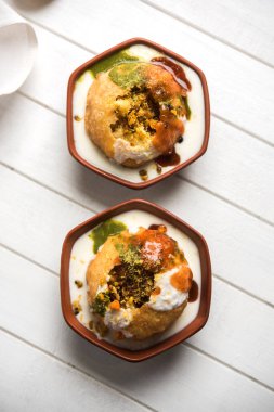 Pişmiş toprak kapta, Hindistan hizmet Rajasthan popüler sohbet öğeden Şahi Raj Kachori olduğunu