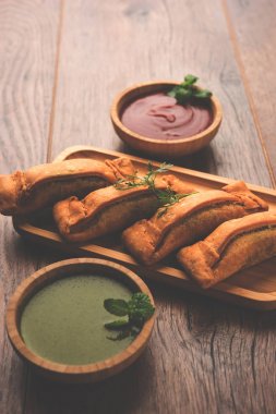 Coriandar veya Sambar vadi kothimbir vada, Marathi olarak da bilinir. Yeşil Hint turşusu ve domates ketçap ile servis. seçici odak