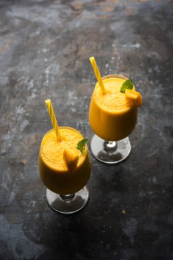 Mango Lassi ya da iki yüzlü lor, kesilmiş meyve parçaları ve blender büyük gözlük