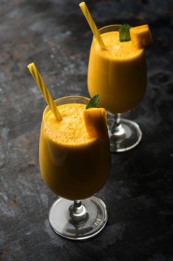 Mango Lassi ya da iki yüzlü lor, kesilmiş meyve parçaları ve blender büyük gözlük
