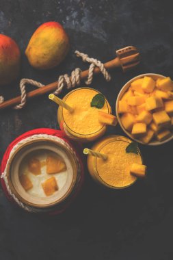 Mango Lassi ya da iki yüzlü lor, kesilmiş meyve parçaları ve blender büyük gözlük