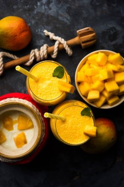 Mango Lassi ya da iki yüzlü lor, kesilmiş meyve parçaları ve blender büyük gözlük