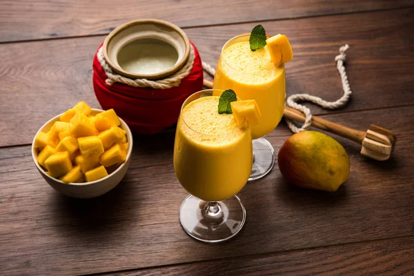 Mango Lassi ya da iki yüzlü lor, kesilmiş meyve parçaları ve blender büyük gözlük