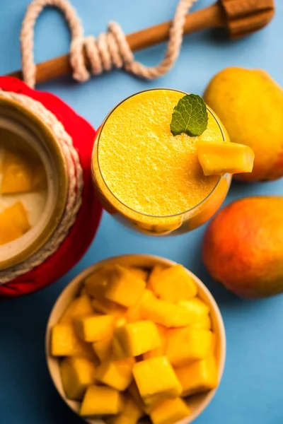 Manga Lassi Smoothie Copos Grandes Com Coalhada Pedaços Frutas Cortadas — Fotografia de Stock