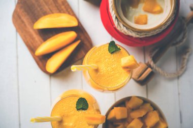 Mango Lassi ya da iki yüzlü lor, kesilmiş meyve parçaları ve blender büyük gözlük