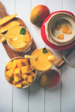 Mango Lassi ya da iki yüzlü lor, kesilmiş meyve parçaları ve blender büyük gözlük