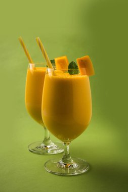Mango Lassi ya da iki yüzlü lor, kesilmiş meyve parçaları ve blender büyük gözlük