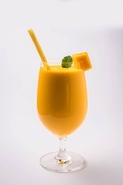 Mango Lassi ya da iki yüzlü lor, kesilmiş meyve parçaları ve blender büyük gözlük