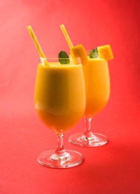Mango Lassi ya da iki yüzlü lor, kesilmiş meyve parçaları ve blender büyük gözlük