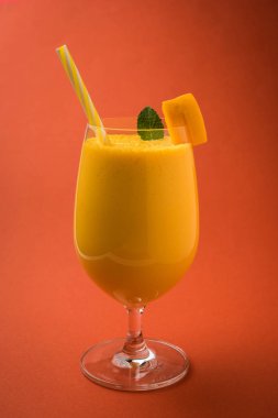 Mango Lassi ya da iki yüzlü lor, kesilmiş meyve parçaları ve blender büyük gözlük